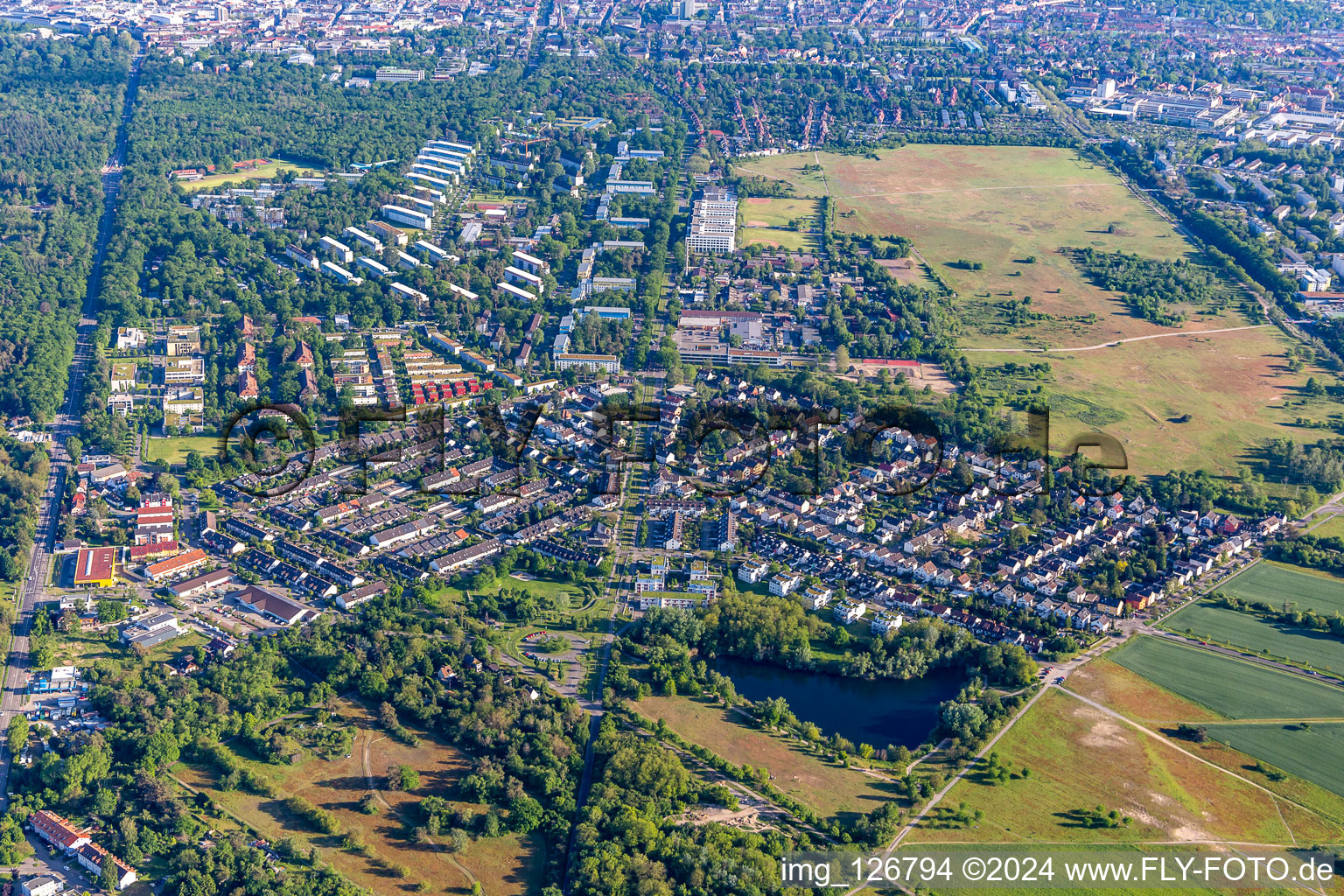 Vue aérienne de Zone intérieure du quartier Heide en Neureut à le quartier Neureut in Karlsruhe dans le département Bade-Wurtemberg, Allemagne