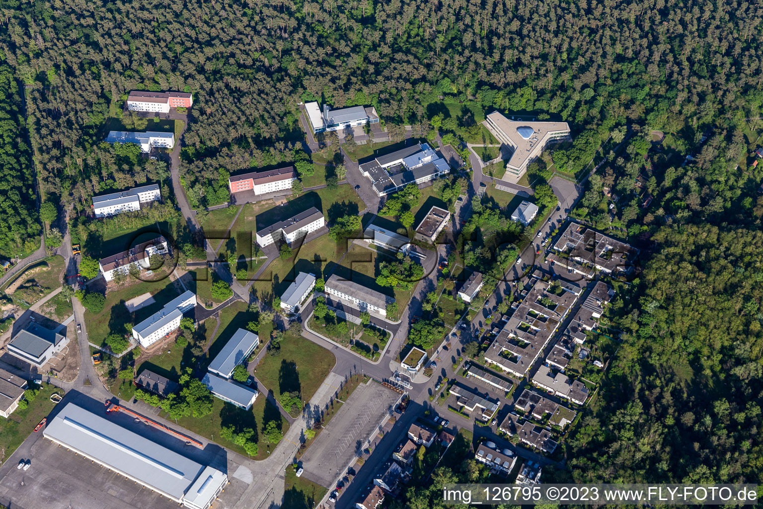 Vue aérienne de Bâtiment scolaire de l'école technique de la Bundeswehr Karlsruhe à proximité de la caserne Kirchfeld à le quartier Neureut in Karlsruhe dans le département Bade-Wurtemberg, Allemagne