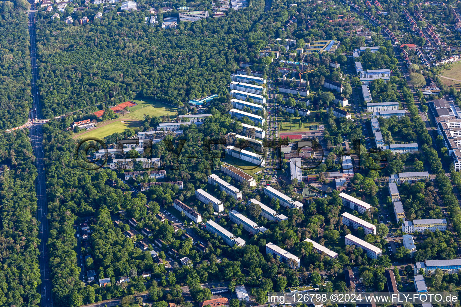 Vue aérienne de Tennesseealle à le quartier Nordstadt in Karlsruhe dans le département Bade-Wurtemberg, Allemagne