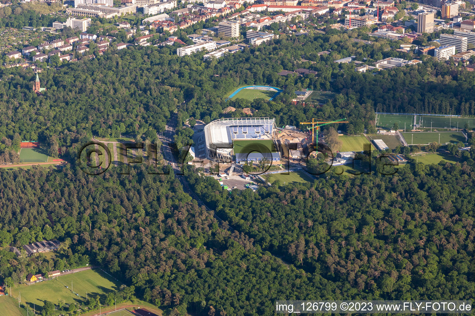 Chantier d'agrandissement et de transformation du terrain des installations sportives du stade KSC « Wildparkstadion » à le quartier Innenstadt-Ost in Karlsruhe dans le département Bade-Wurtemberg, Allemagne vue du ciel