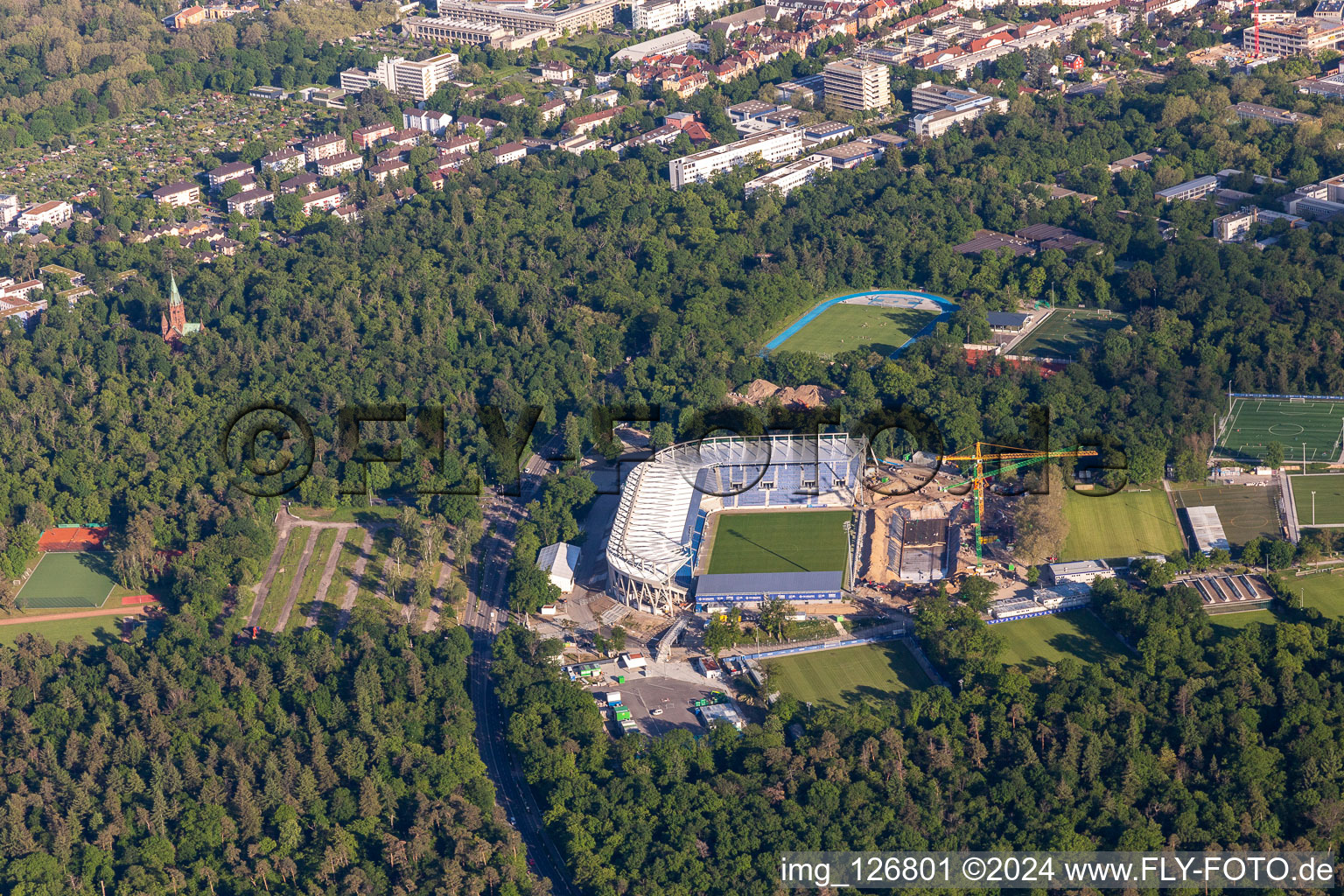 Enregistrement par drone de Chantier d'agrandissement et de transformation du terrain des installations sportives du stade KSC « Wildparkstadion » à le quartier Innenstadt-Ost in Karlsruhe dans le département Bade-Wurtemberg, Allemagne