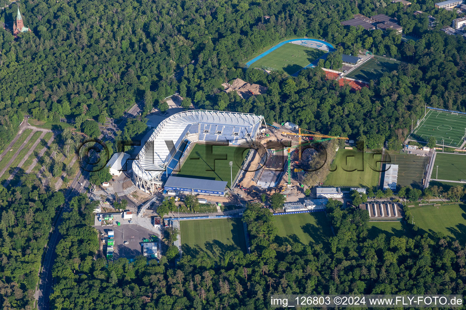 Image drone de Chantier d'agrandissement et de transformation du terrain des installations sportives du stade KSC « Wildparkstadion » à le quartier Innenstadt-Ost in Karlsruhe dans le département Bade-Wurtemberg, Allemagne