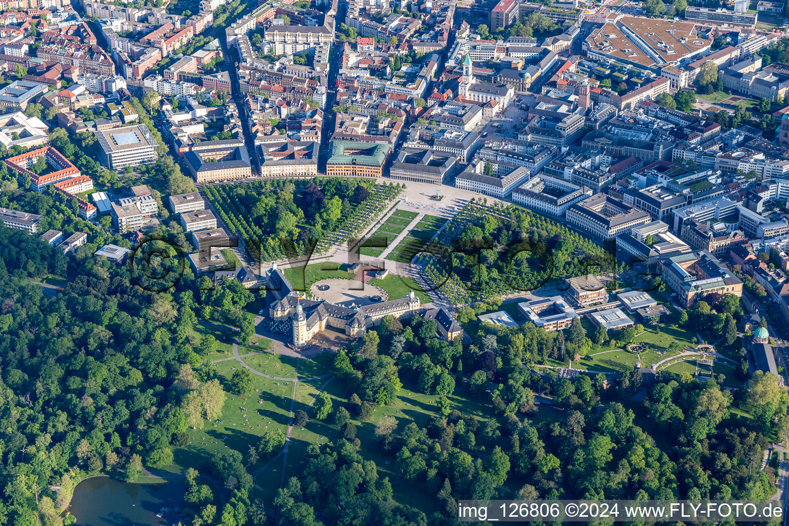 Vue aérienne de Ville en forme d'éventail avec château et cercle de Karlruhe à le quartier Innenstadt-West in Karlsruhe dans le département Bade-Wurtemberg, Allemagne