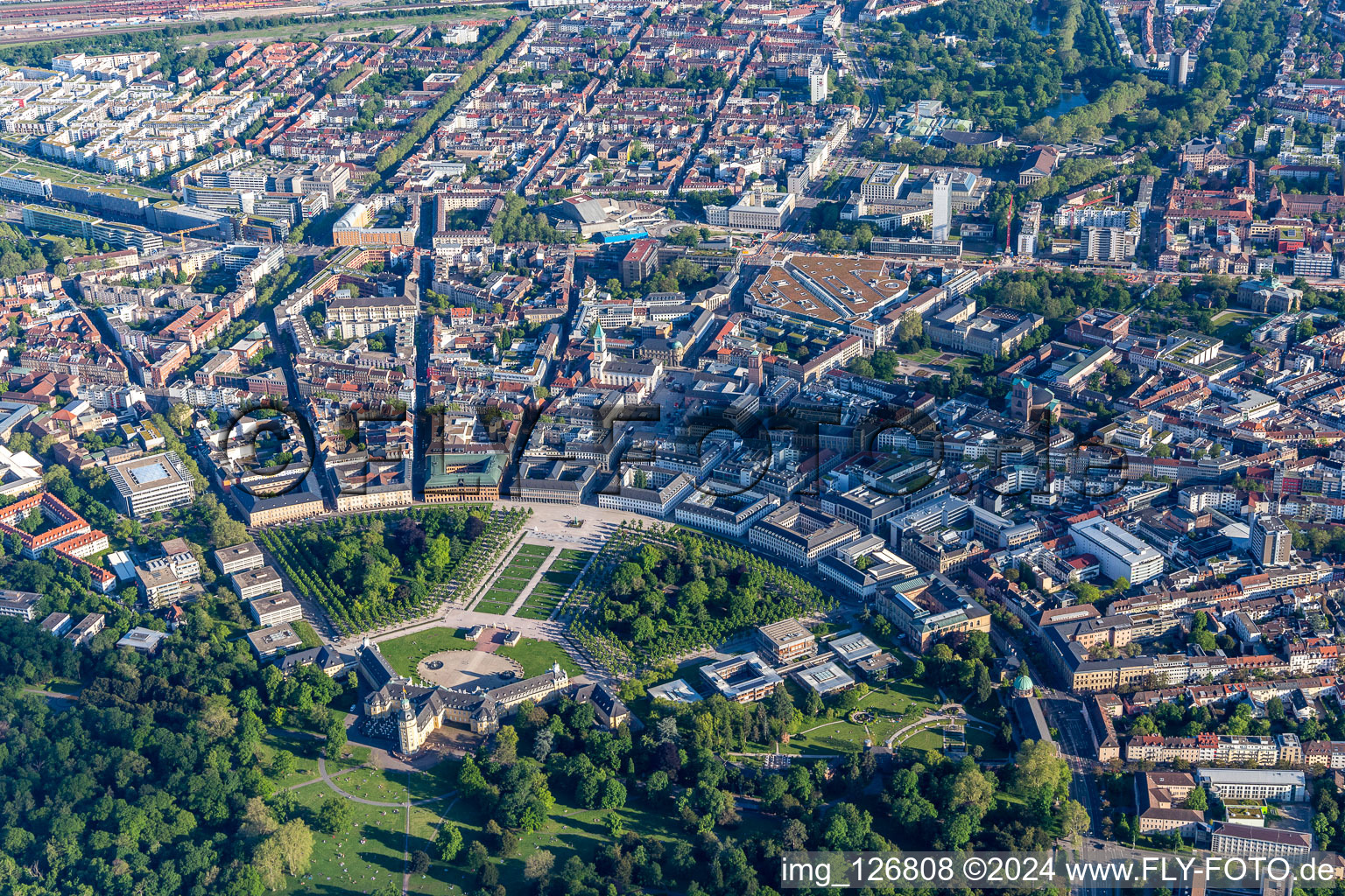 Vue aérienne de Ville en forme d'éventail avec château et cercle de Karlruhe à le quartier Innenstadt-West in Karlsruhe dans le département Bade-Wurtemberg, Allemagne