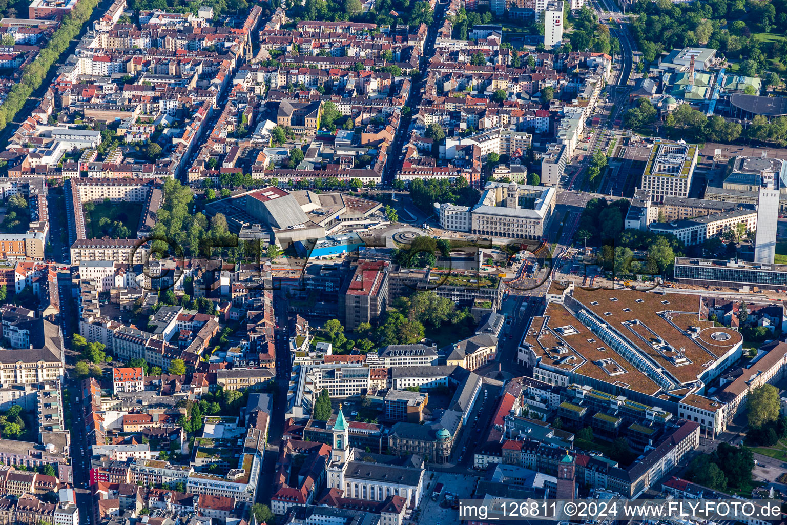 Vue aérienne de Salle de concert et salle de théâtre Théâtre national de Baden sur la Kriegsstrasse à le quartier Südstadt in Karlsruhe dans le département Bade-Wurtemberg, Allemagne