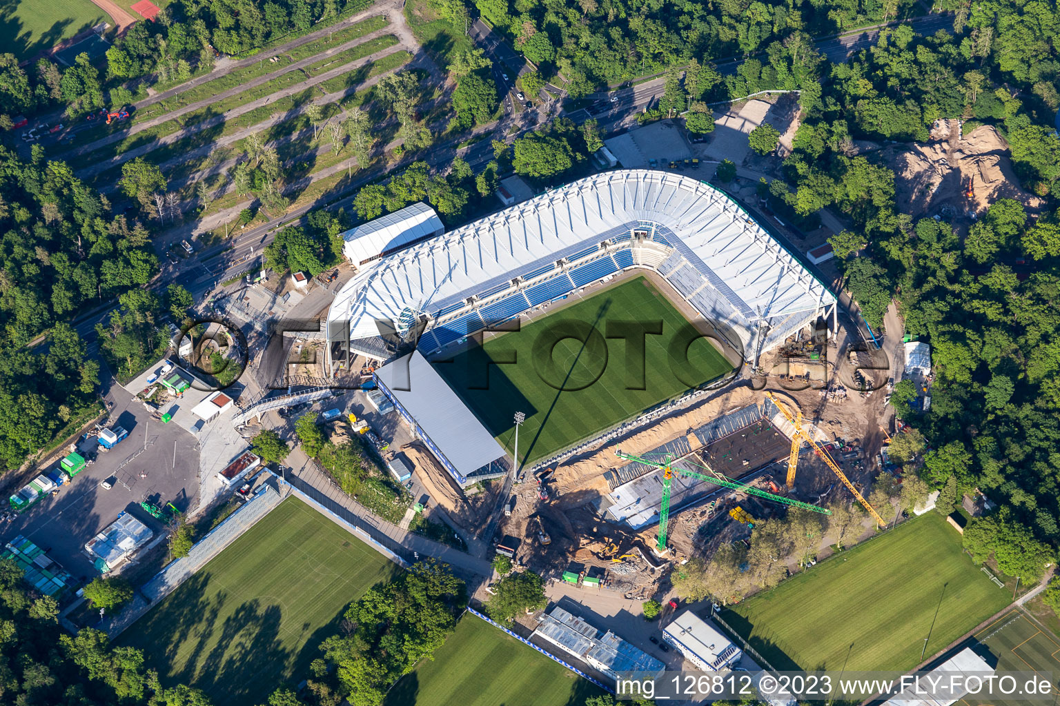 Chantier d'agrandissement et de transformation du terrain des installations sportives du stade KSC « Wildparkstadion » à le quartier Innenstadt-Ost in Karlsruhe dans le département Bade-Wurtemberg, Allemagne du point de vue du drone