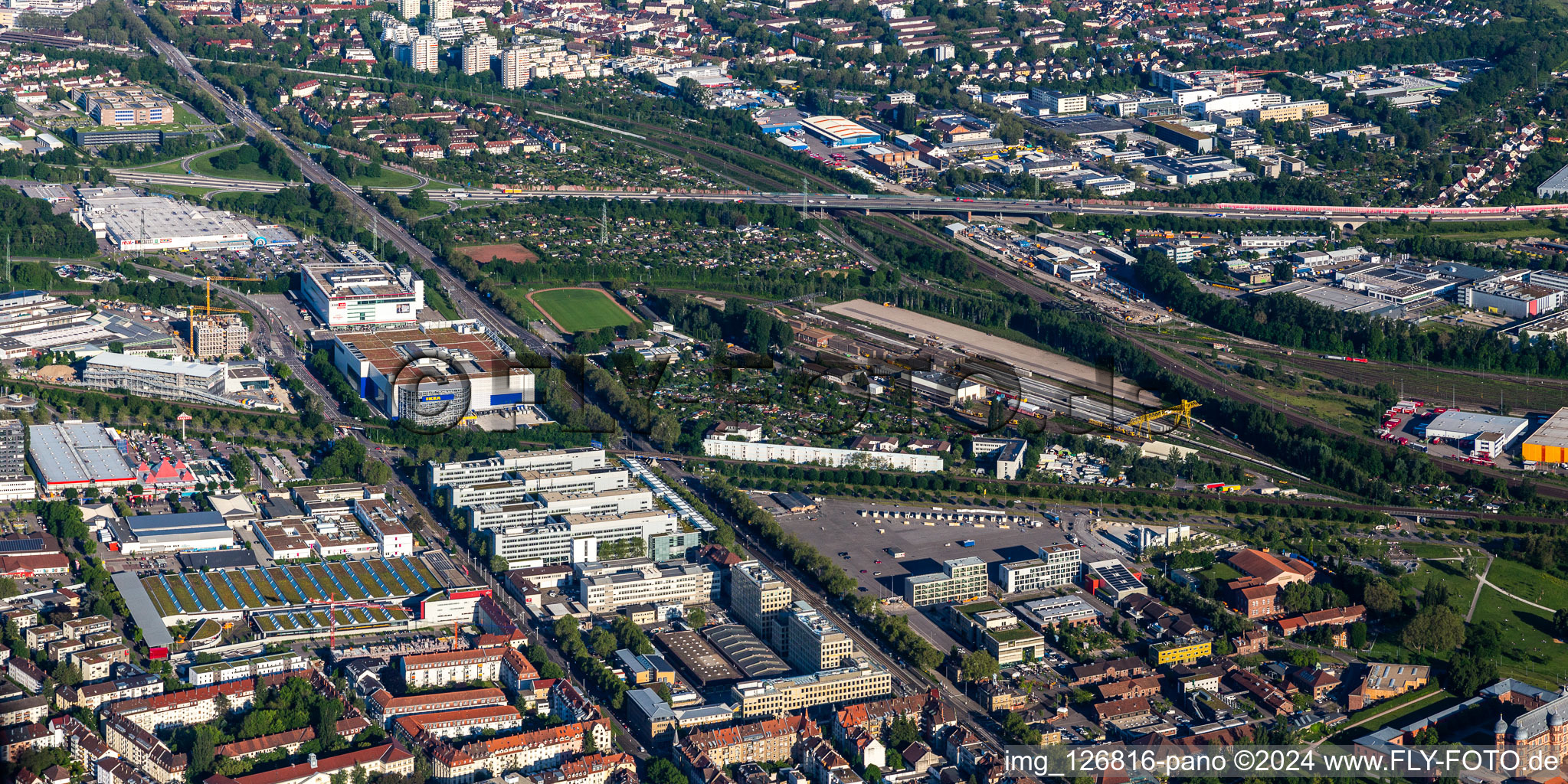 Vue aérienne de Avec Gerwigstr et Durlacher Alle à le quartier Oststadt in Karlsruhe dans le département Bade-Wurtemberg, Allemagne