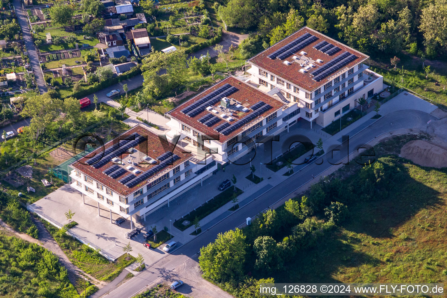 Vue aérienne de Bâtiments de recherche et complexes de bureaux dans le parc technologique de la Konrad-Zuse-Straße à le quartier Rintheim in Karlsruhe dans le département Bade-Wurtemberg, Allemagne