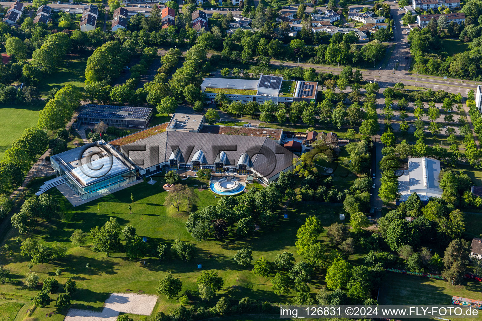 Vue aérienne de Piscine des supporters de Karlsuhe à le quartier Hagsfeld in Karlsruhe dans le département Bade-Wurtemberg, Allemagne