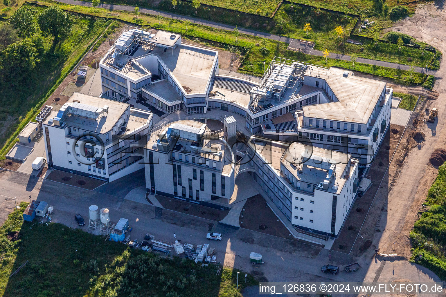 Vue aérienne de Chantier pour la construction d'un nouveau bâtiment de recherche et d'un complexe de bureaux sur la Wilhelm-Schickard-Straße dans le parc technologique Karlsruhe à le quartier Rintheim in Karlsruhe dans le département Bade-Wurtemberg, Allemagne