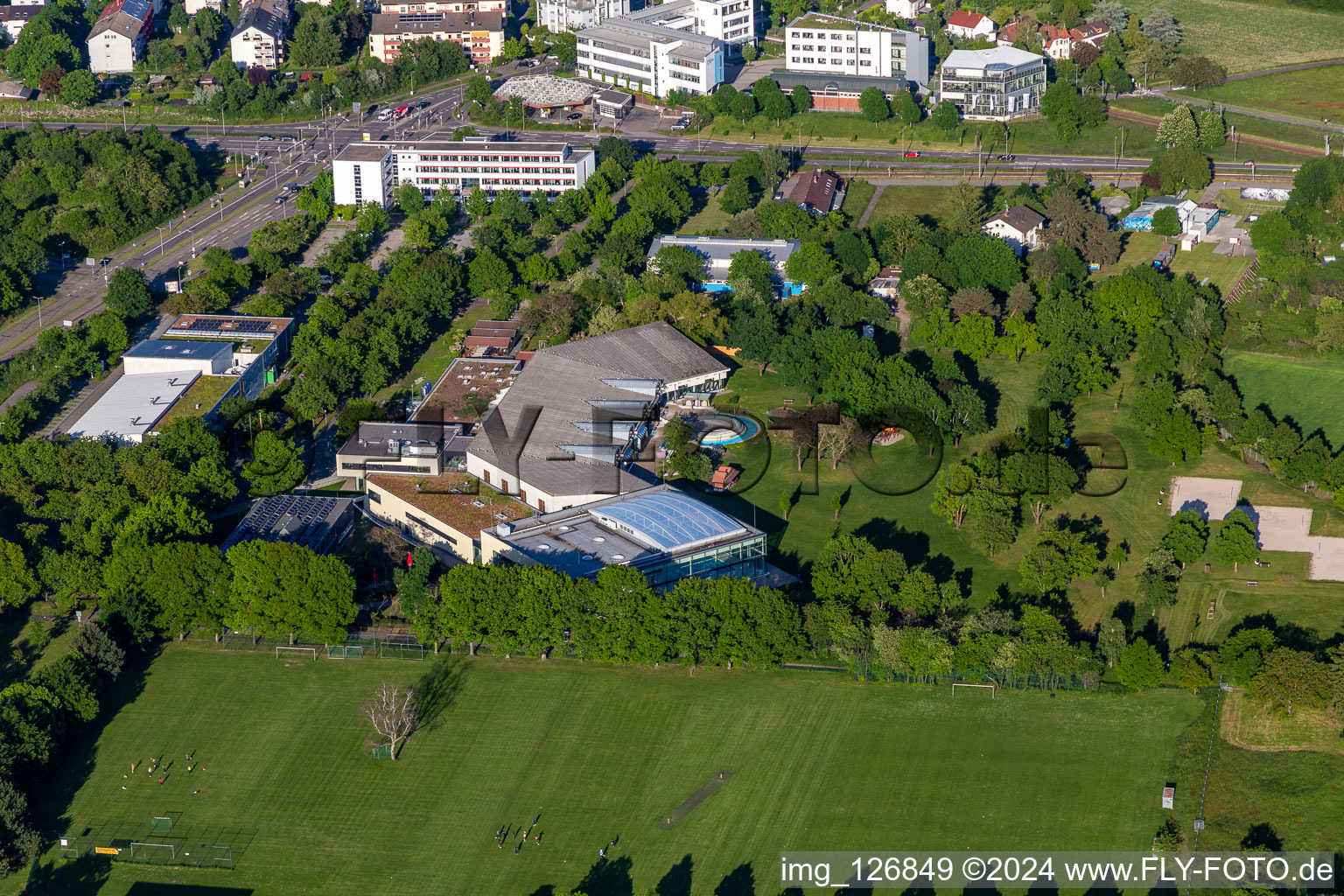 Vue aérienne de Piscine des supporters de Karlsuhe à le quartier Hagsfeld in Karlsruhe dans le département Bade-Wurtemberg, Allemagne