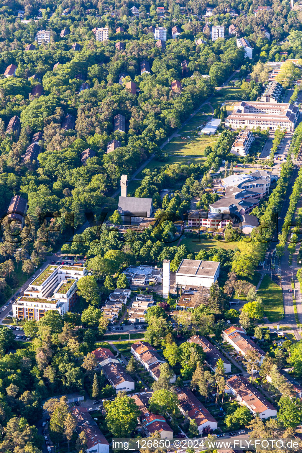 Vue aérienne de Centre, école Waldorf gratuite, gymnase Otto Hahn à le quartier Waldstadt in Karlsruhe dans le département Bade-Wurtemberg, Allemagne