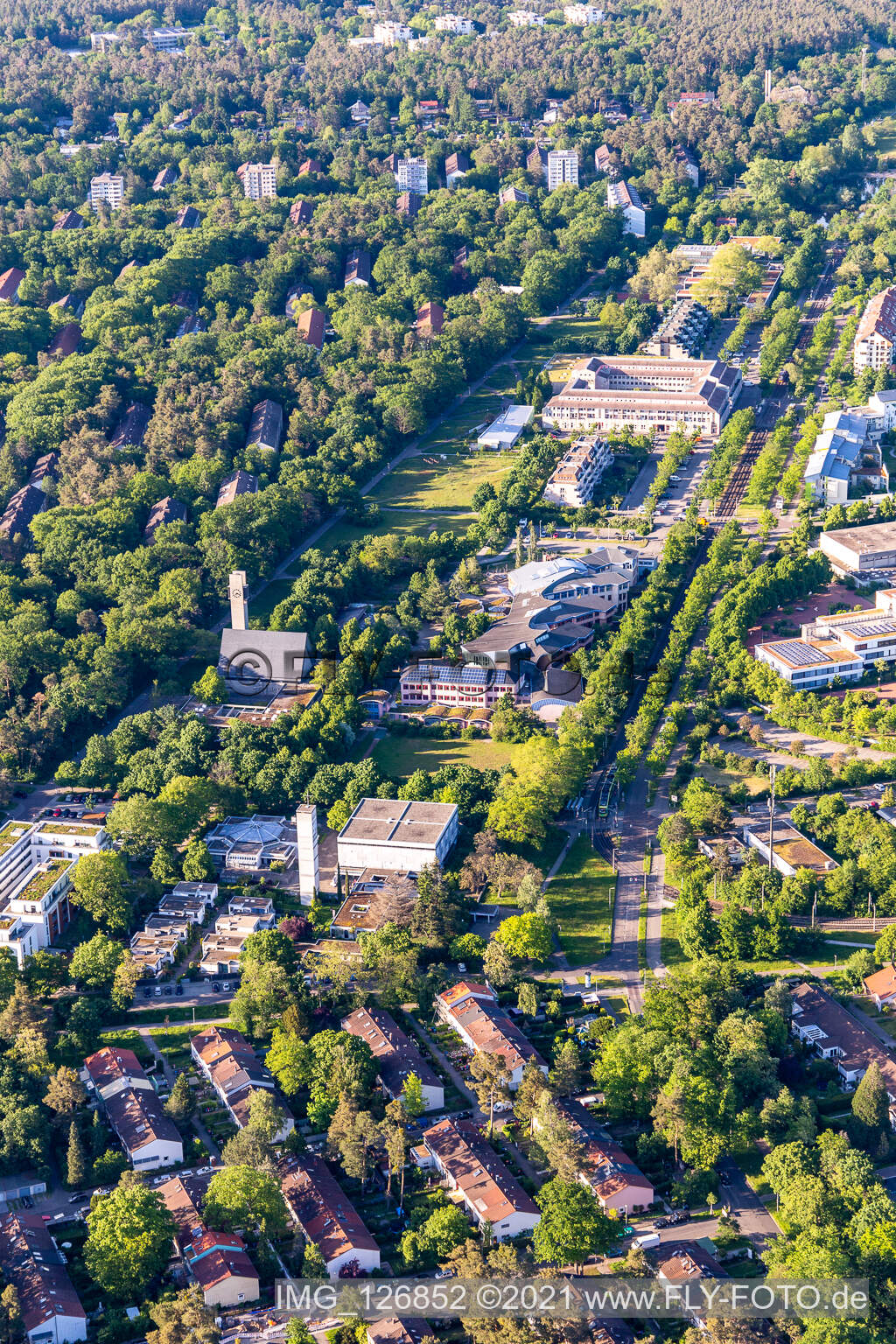 Vue aérienne de Centre, école Waldorf gratuite, gymnase Otto Hahn à le quartier Waldstadt in Karlsruhe dans le département Bade-Wurtemberg, Allemagne