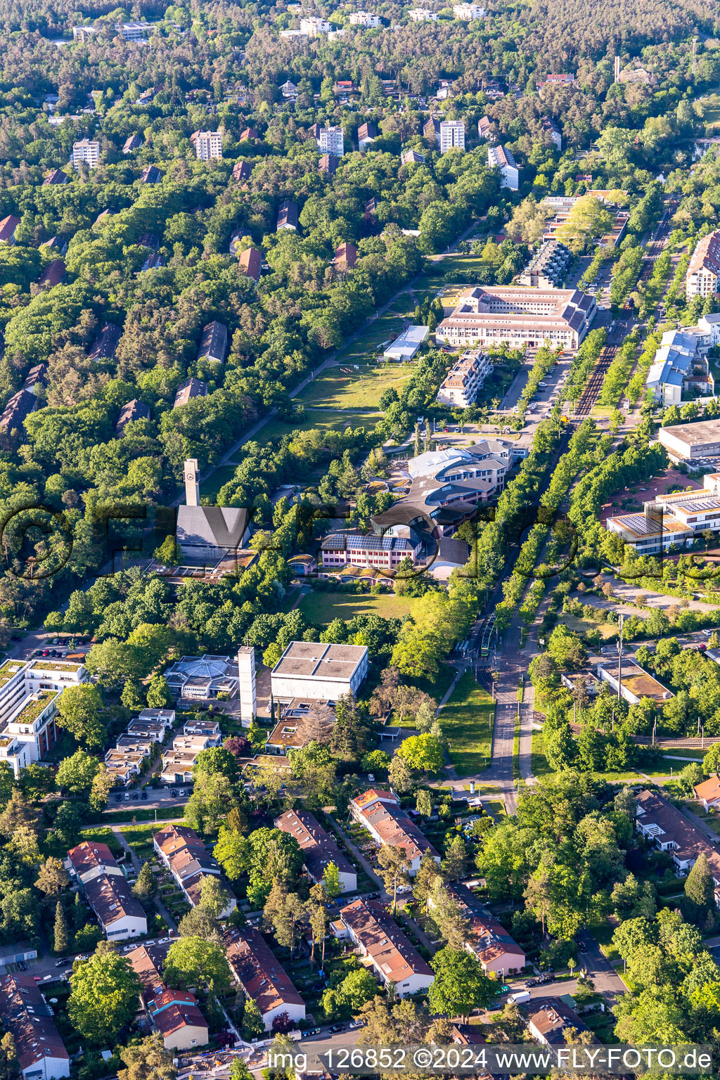 Vue aérienne de Centre, école Waldorf gratuite, gymnase Otto Hahn à le quartier Waldstadt in Karlsruhe dans le département Bade-Wurtemberg, Allemagne