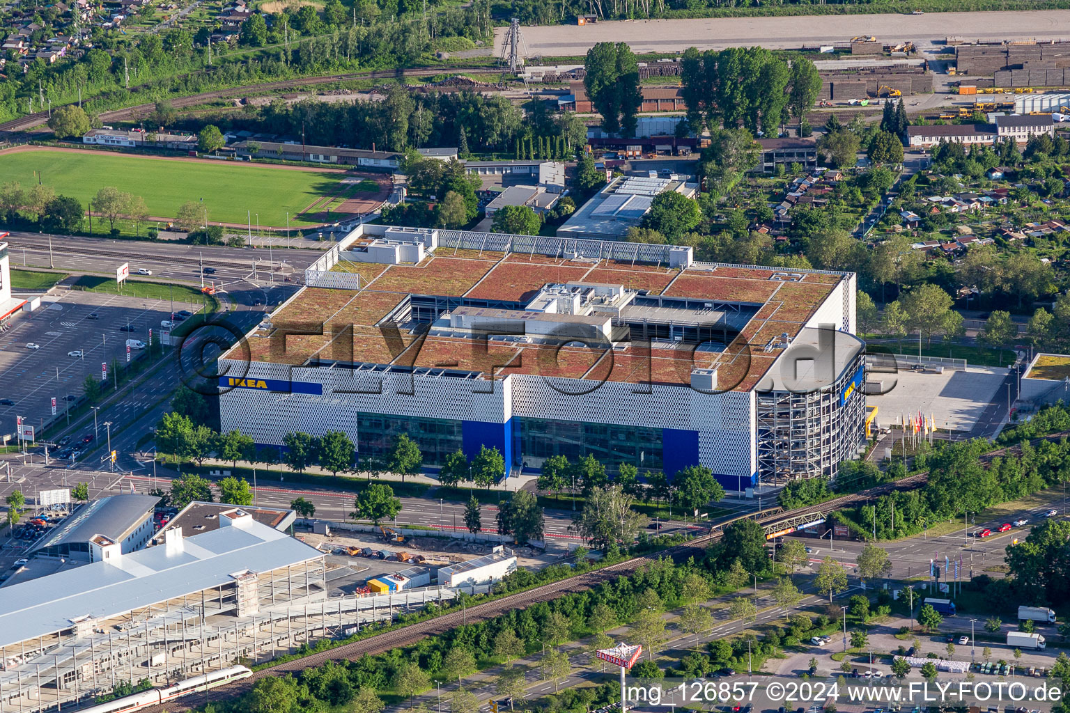 Photographie aérienne de Magasin de meubles - marché de meubles de "IKEA Deutschland GmbH & Co. KG" sur Gerwigstrasse - Weinweg - Durlacher Allee à le quartier Oststadt in Karlsruhe dans le département Bade-Wurtemberg, Allemagne