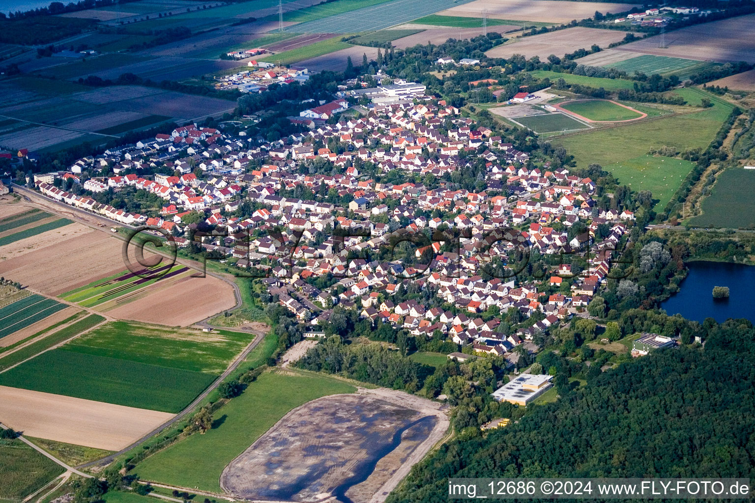 Vue aérienne de Vue des rues et des maisons des quartiers résidentiels à Lambsheim dans le département Rhénanie-Palatinat, Allemagne