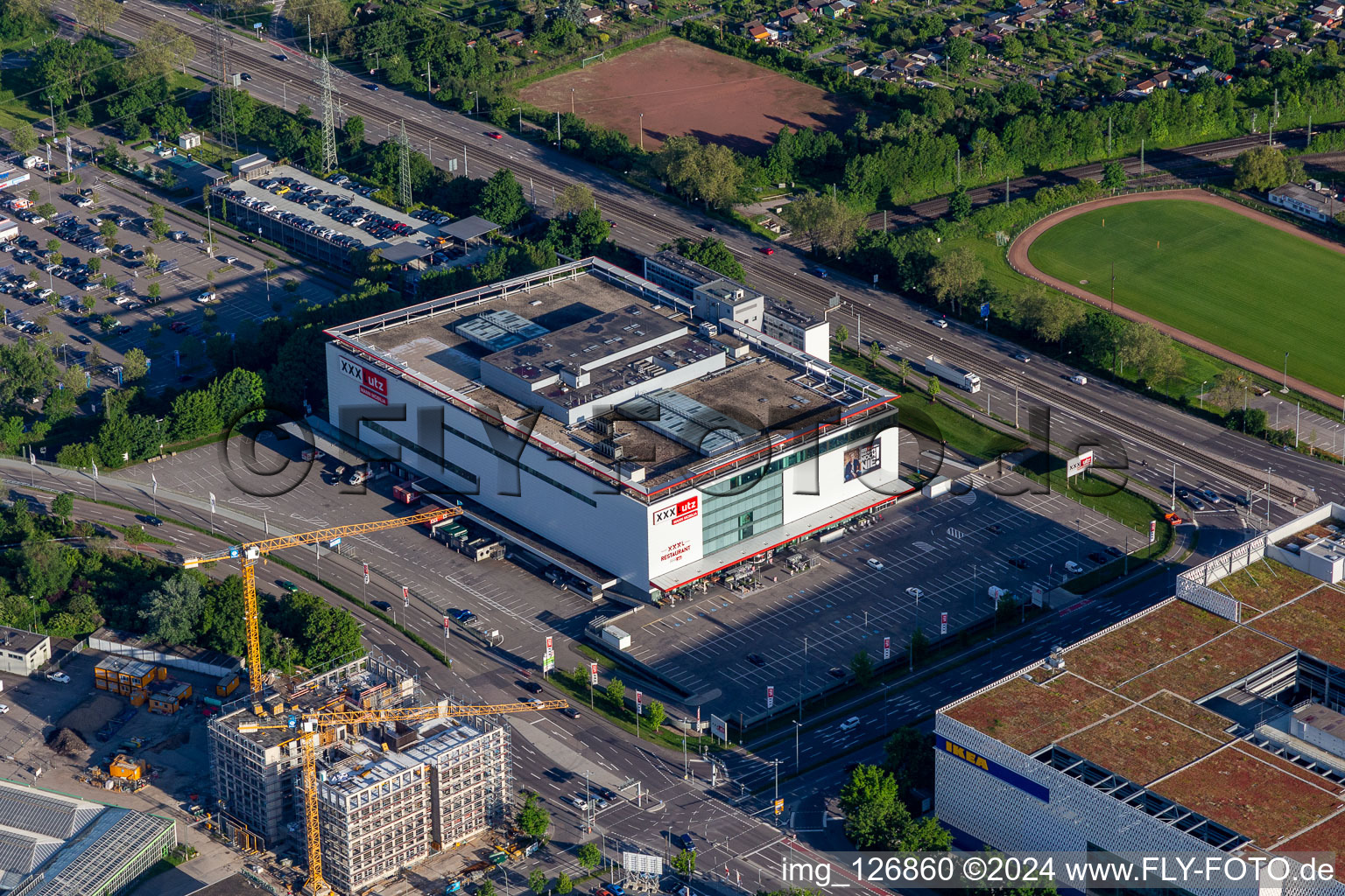 Vue aérienne de XXXLutz Mann Mobilia Karlsruhe à le quartier Rintheim in Karlsruhe dans le département Bade-Wurtemberg, Allemagne