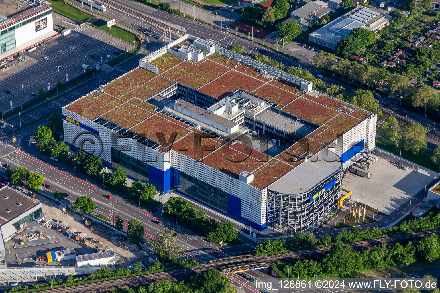 Vue oblique de Magasin de meubles - marché de meubles de "IKEA Deutschland GmbH & Co. KG" sur Gerwigstrasse - Weinweg - Durlacher Allee à le quartier Oststadt in Karlsruhe dans le département Bade-Wurtemberg, Allemagne