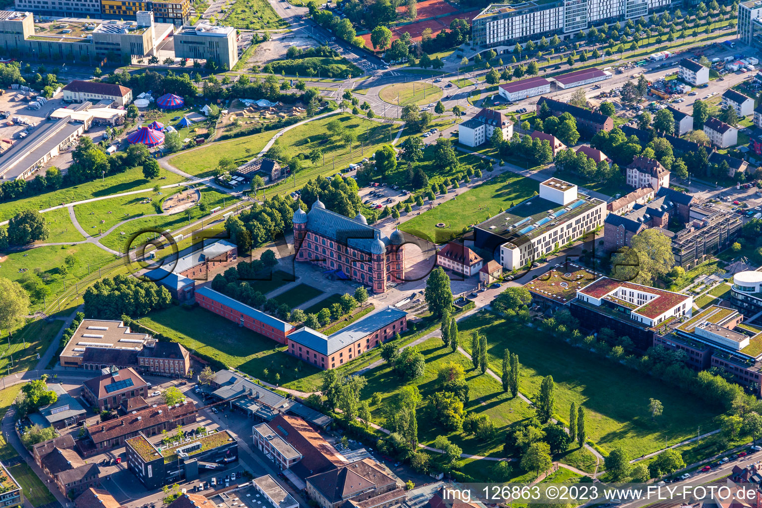 Vue aérienne de Université Schloss Gottesaue - Haute école de musique à le quartier Oststadt in Karlsruhe dans le département Bade-Wurtemberg, Allemagne