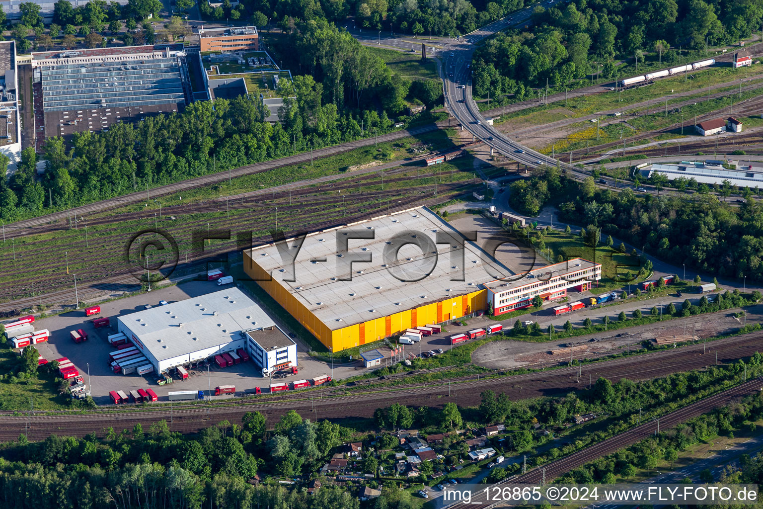 Vue aérienne de Entrepôt dm, expédition Emons à le quartier Oststadt in Karlsruhe dans le département Bade-Wurtemberg, Allemagne