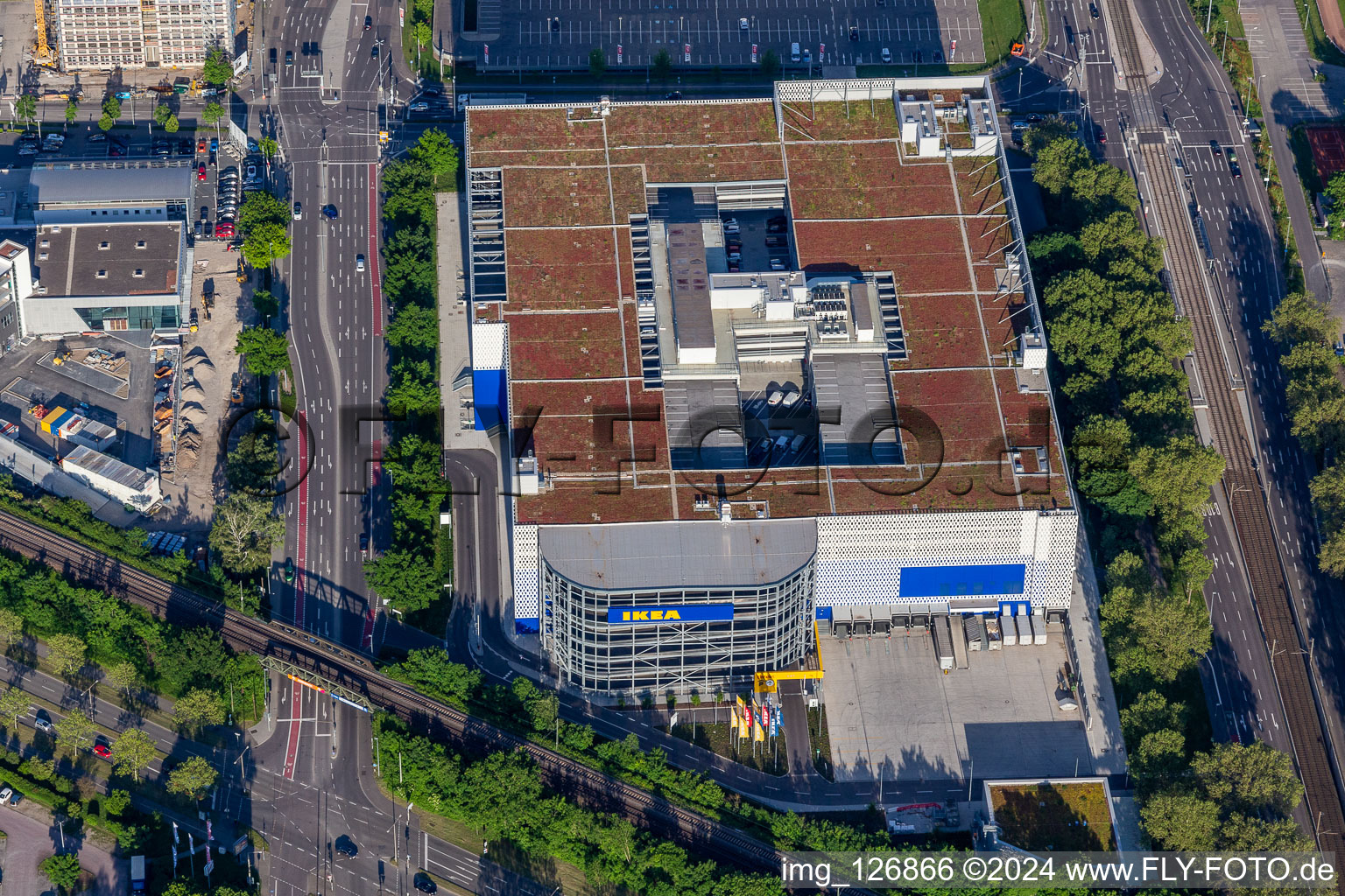 Magasin de meubles - marché de meubles de "IKEA Deutschland GmbH & Co. KG" sur Gerwigstrasse - Weinweg - Durlacher Allee à le quartier Oststadt in Karlsruhe dans le département Bade-Wurtemberg, Allemagne d'en haut