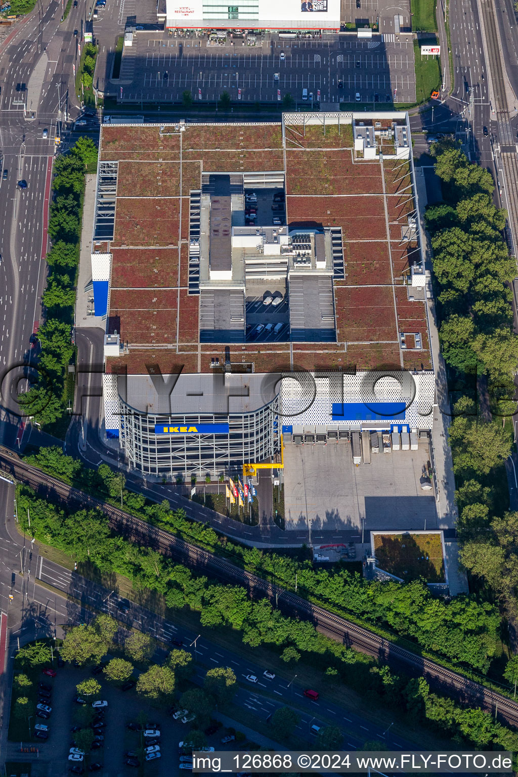 Magasin de meubles - marché de meubles de "IKEA Deutschland GmbH & Co. KG" sur Gerwigstrasse - Weinweg - Durlacher Allee à le quartier Oststadt in Karlsruhe dans le département Bade-Wurtemberg, Allemagne hors des airs