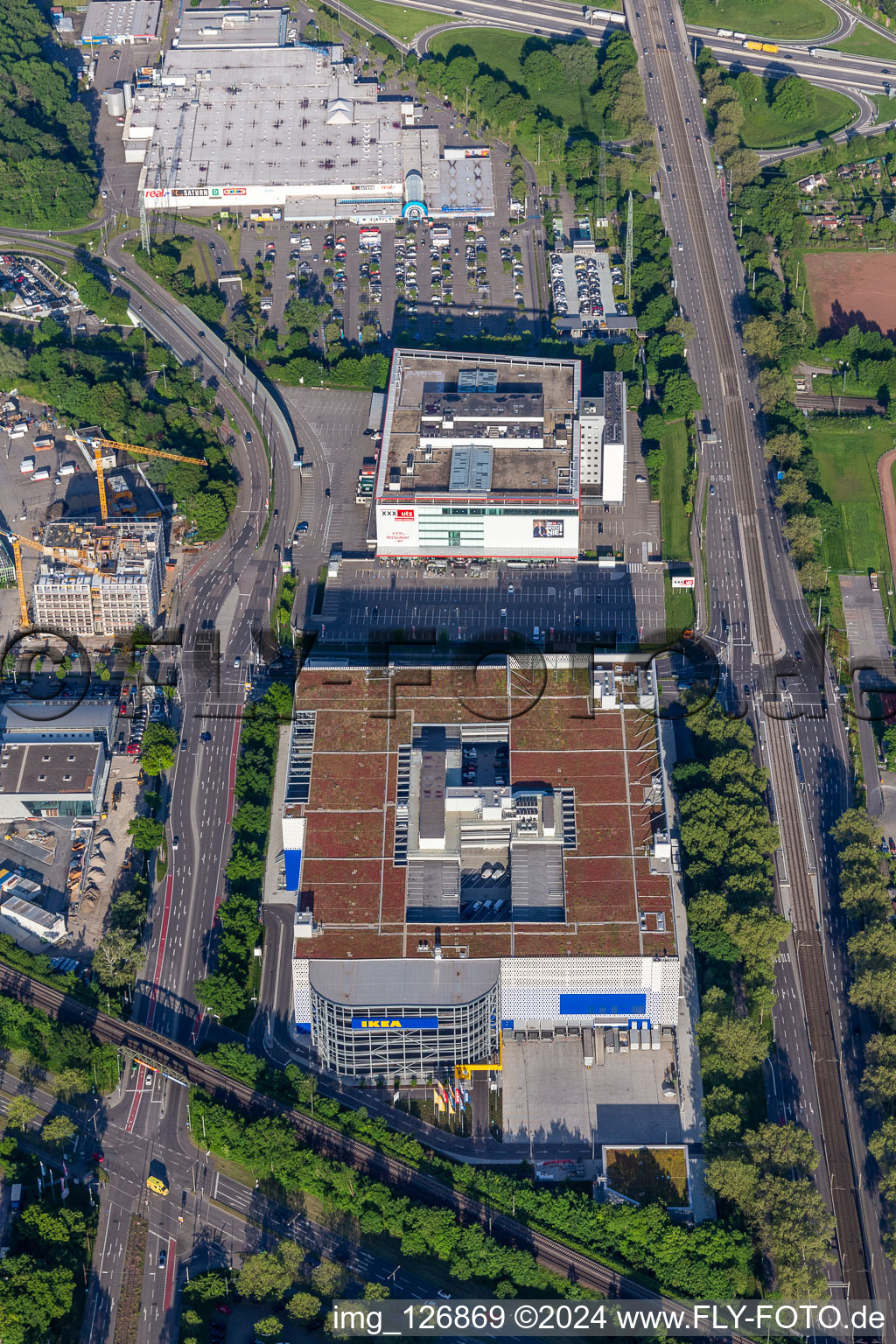 Magasin de meubles - marché de meubles de "IKEA Deutschland GmbH & Co. KG" sur Gerwigstrasse - Weinweg - Durlacher Allee à le quartier Oststadt in Karlsruhe dans le département Bade-Wurtemberg, Allemagne vue d'en haut