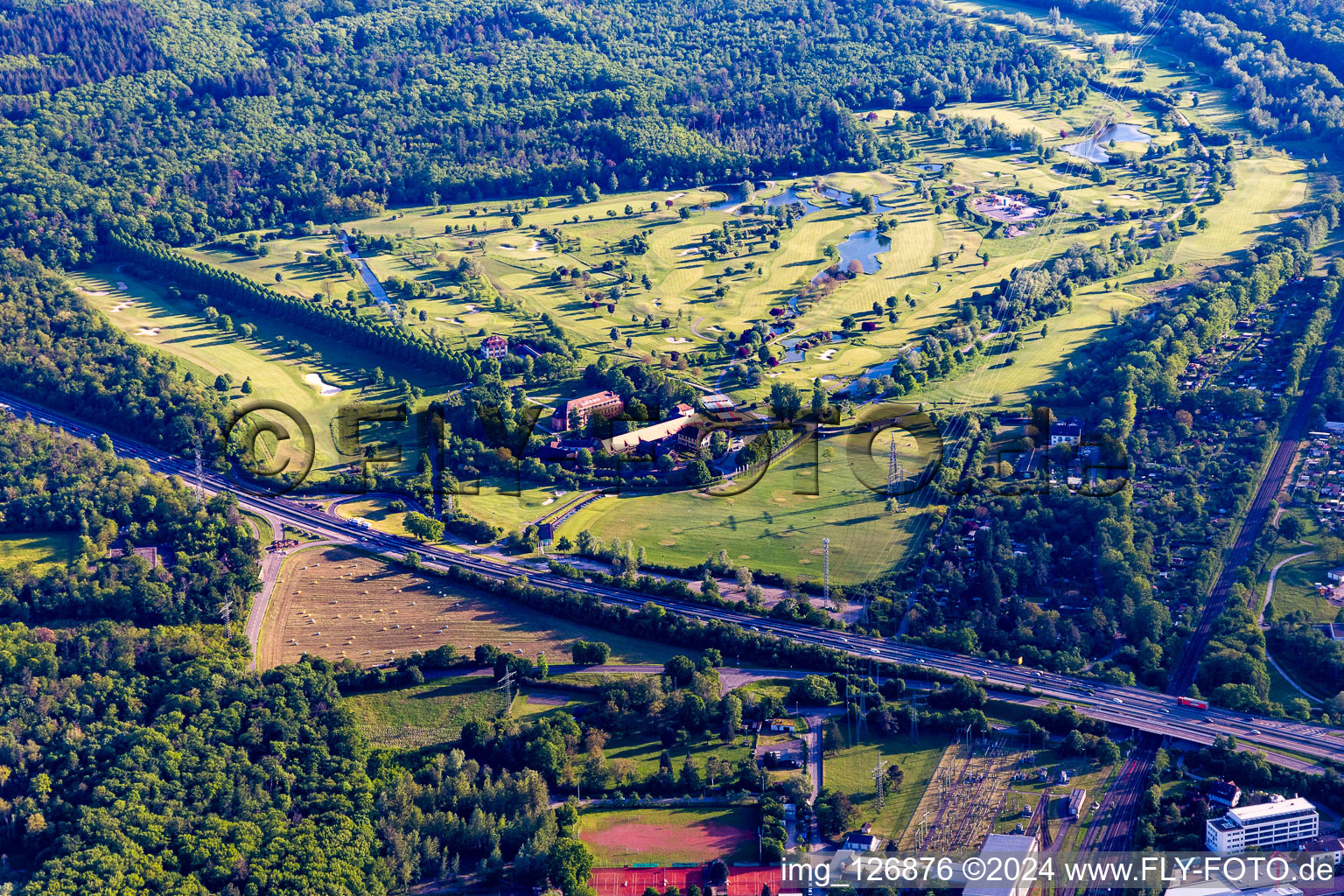 Vue aérienne de Terrain de golf Hofgut Scheibenhardt à le quartier Beiertheim-Bulach in Karlsruhe dans le département Bade-Wurtemberg, Allemagne