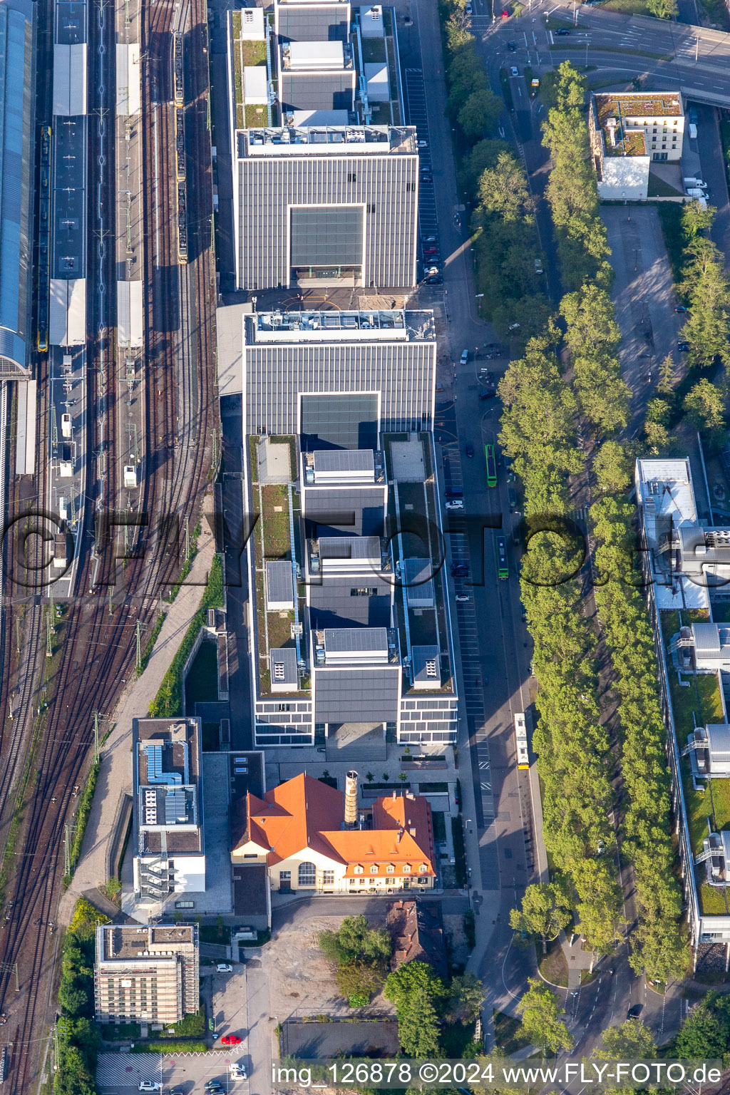 Vue aérienne de Immeuble de bureaux du bâtiment administratif et commercial de DB Training, Learning & Consulting, centre de formation à la gare principale à le quartier Weiherfeld-Dammerstock in Karlsruhe dans le département Bade-Wurtemberg, Allemagne