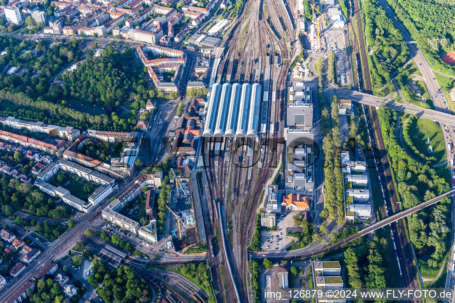 Vue aérienne de Voie et gare principale de la Deutsche Bahn à le quartier Südweststadt in Karlsruhe dans le département Bade-Wurtemberg, Allemagne