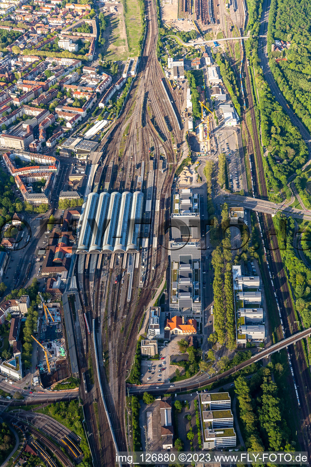 Photographie aérienne de Voie et gare principale de la Deutsche Bahn à le quartier Südweststadt in Karlsruhe dans le département Bade-Wurtemberg, Allemagne