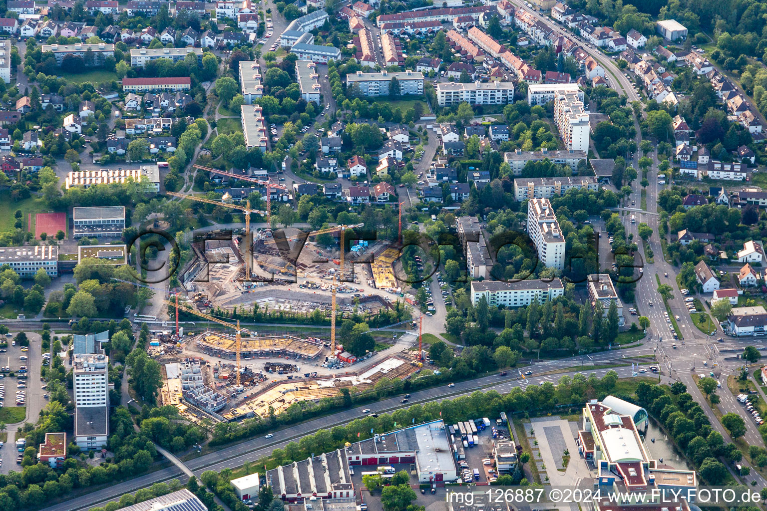 Vue aérienne de Chantier de construction sur la rue Thomas Mann à le quartier Daxlanden in Karlsruhe dans le département Bade-Wurtemberg, Allemagne