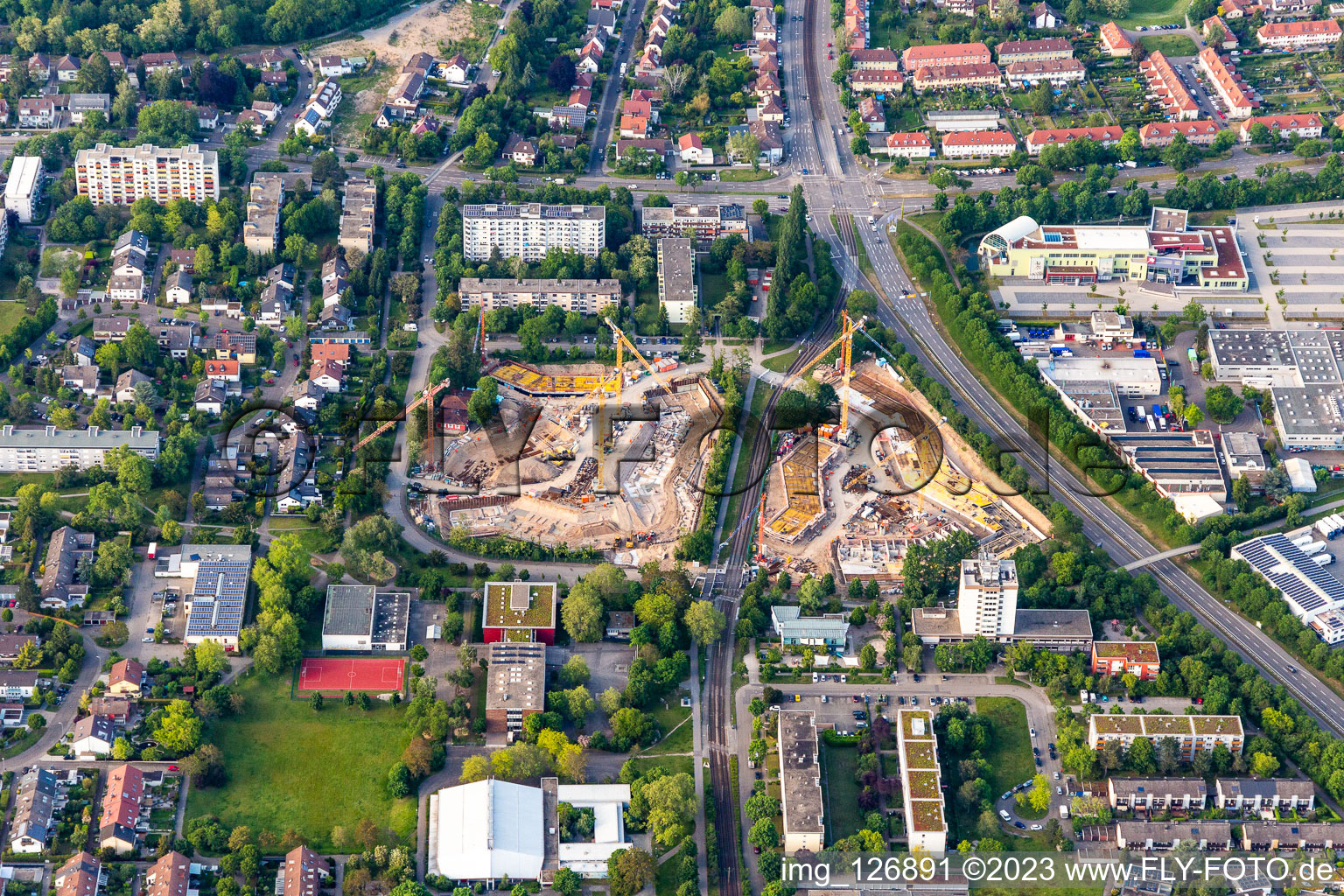 Vue aérienne de Chantier pour la construction d'un nouveau complexe résidentiel multifamilial sur August-Dosenbach-Straße (August-Klingler-Areal) à le quartier Daxlanden in Karlsruhe dans le département Bade-Wurtemberg, Allemagne