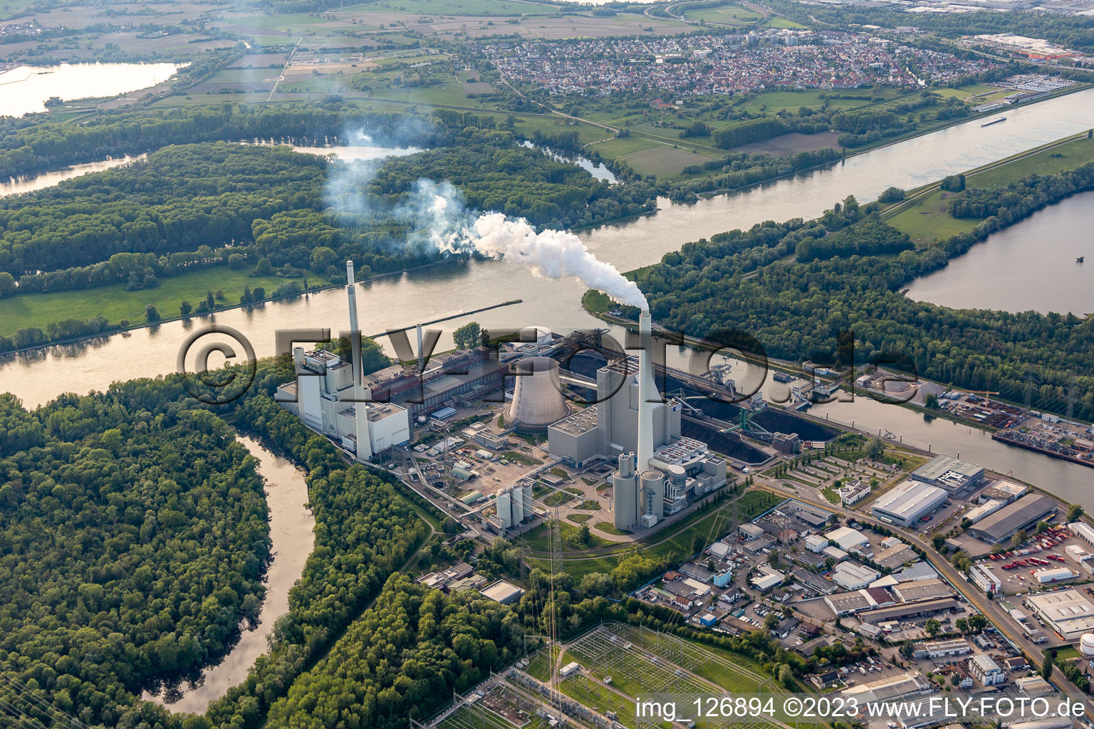 Vue aérienne de Centrale à charbon EnBW sur le Rhin à le quartier Daxlanden in Karlsruhe dans le département Bade-Wurtemberg, Allemagne