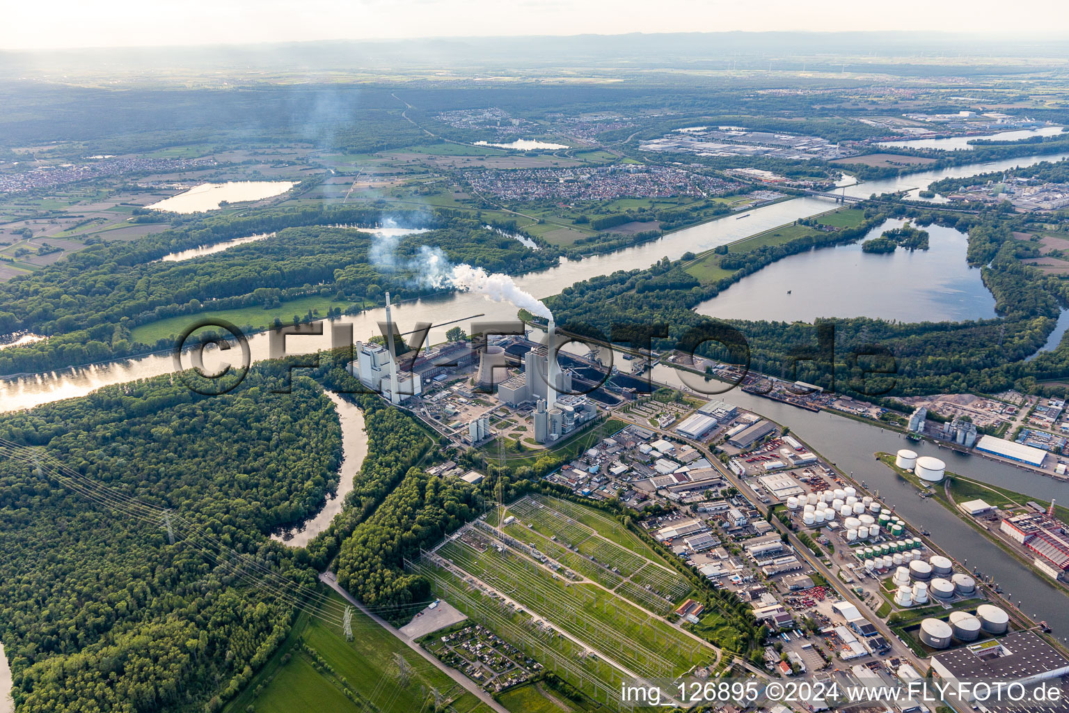 Vue aérienne de Centrale à charbon EnBW sur le Rhin à le quartier Daxlanden in Karlsruhe dans le département Bade-Wurtemberg, Allemagne