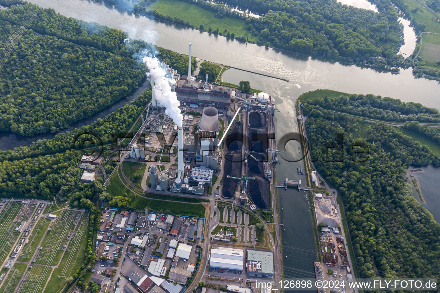 Vue oblique de Centrale à charbon EnBW sur le Rhin à le quartier Daxlanden in Karlsruhe dans le département Bade-Wurtemberg, Allemagne