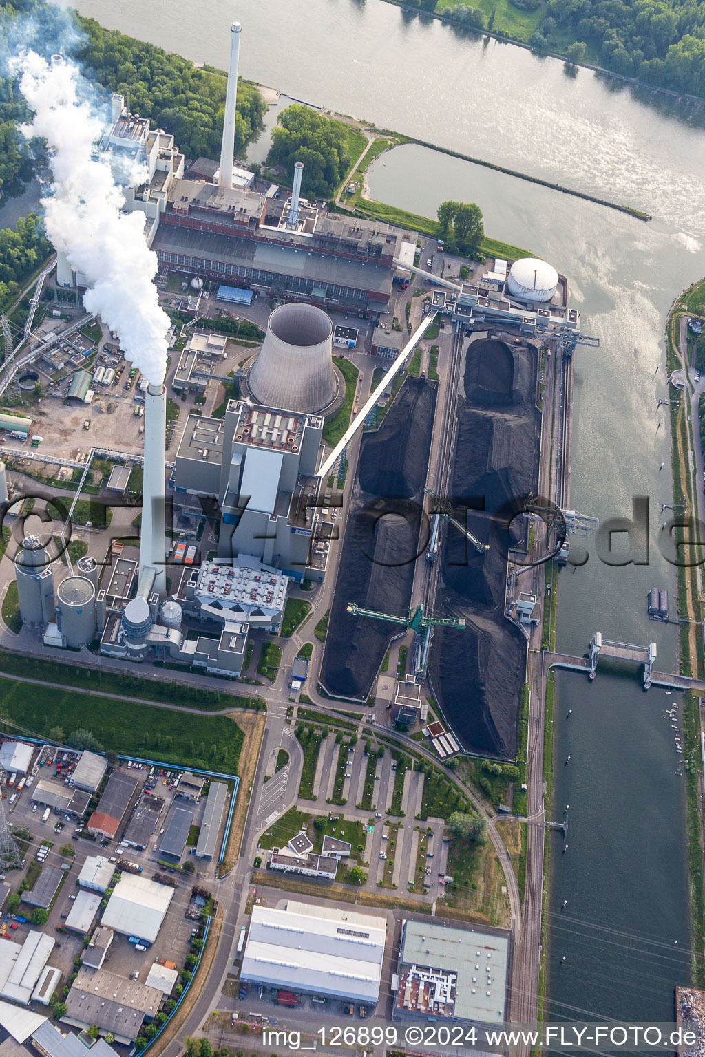 Centrale à charbon EnBW sur le Rhin à le quartier Daxlanden in Karlsruhe dans le département Bade-Wurtemberg, Allemagne d'en haut