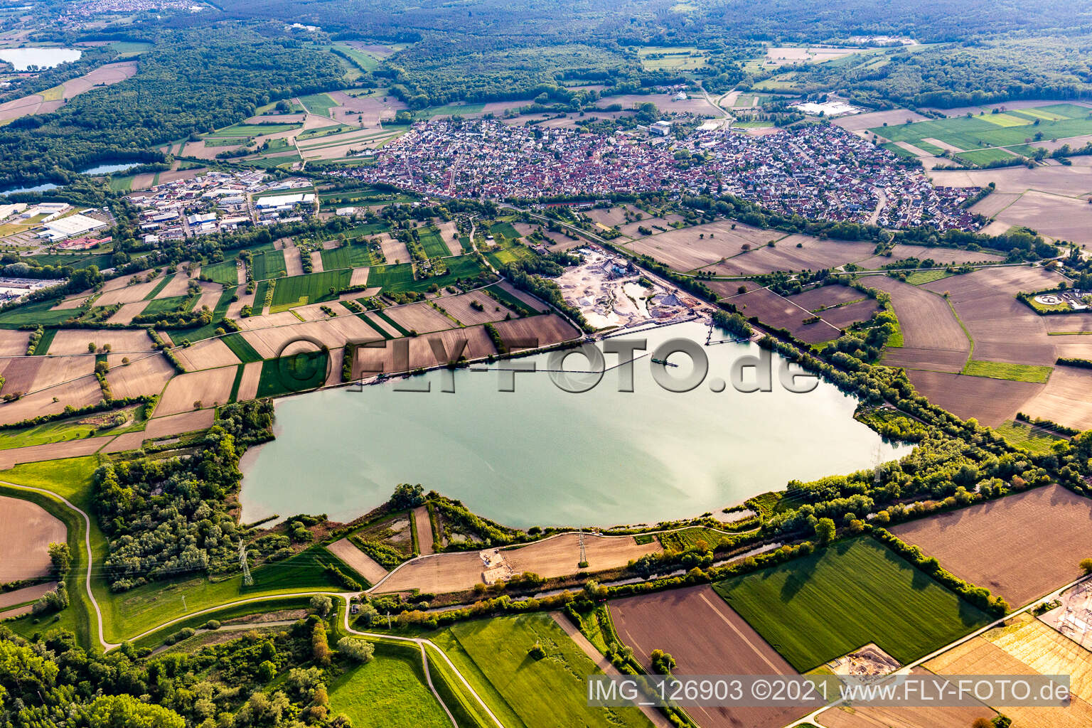 Vue aérienne de Lac de la carrière de minéraux HBM Hagenbacher Bau à Hagenbach dans le département Rhénanie-Palatinat, Allemagne