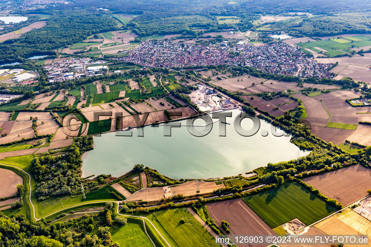 Vue aérienne de Lac de la carrière de minéraux HBM Hagenbacher Bau à Hagenbach dans le département Rhénanie-Palatinat, Allemagne