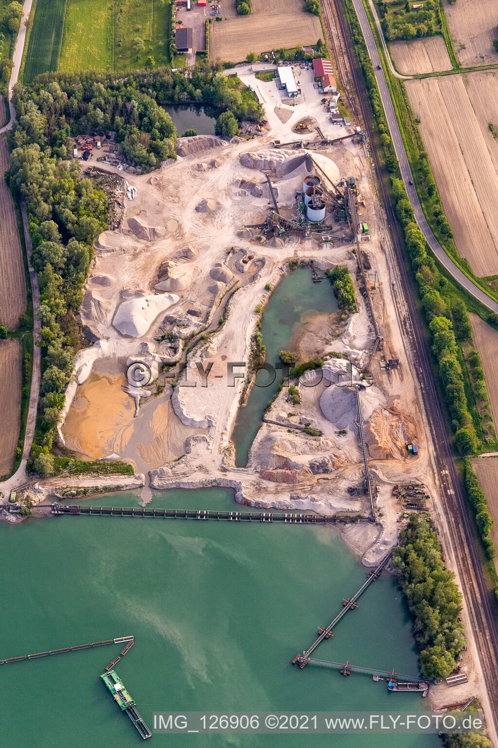 Photographie aérienne de Lac de la carrière de minéraux HBM Hagenbacher Bau à Hagenbach dans le département Rhénanie-Palatinat, Allemagne