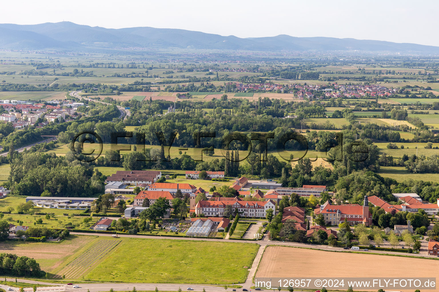 Vue aérienne de Centre de soutien Caritas Saint-Laurent et Paul, Bureau de la jeunesse de Saint-Joseph à Landau in der Pfalz dans le département Rhénanie-Palatinat, Allemagne