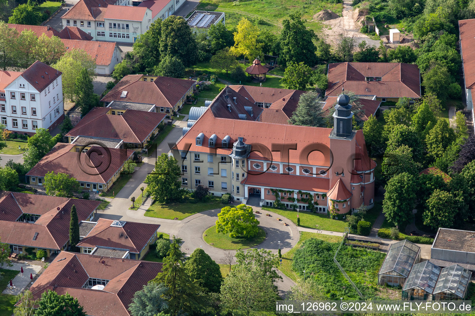 Vue aérienne de Centre d'assistance Caritas St. Laurentius et Paulus dans le quartier de Queichheim à Landau in der Pfalz dans le département Rhénanie-Palatinat, Allemagne