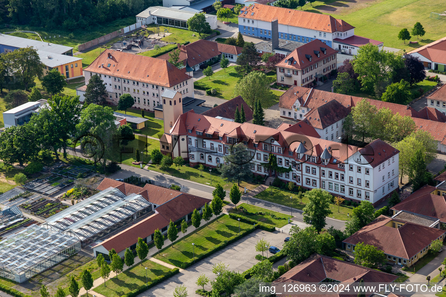 Vue aérienne de Centre de soutien Caritas St. Laurentius et Paulus et l'organisation de jeunesse St. Josef dans le quartier de Queichheim à Landau in der Pfalz dans le département Rhénanie-Palatinat, Allemagne