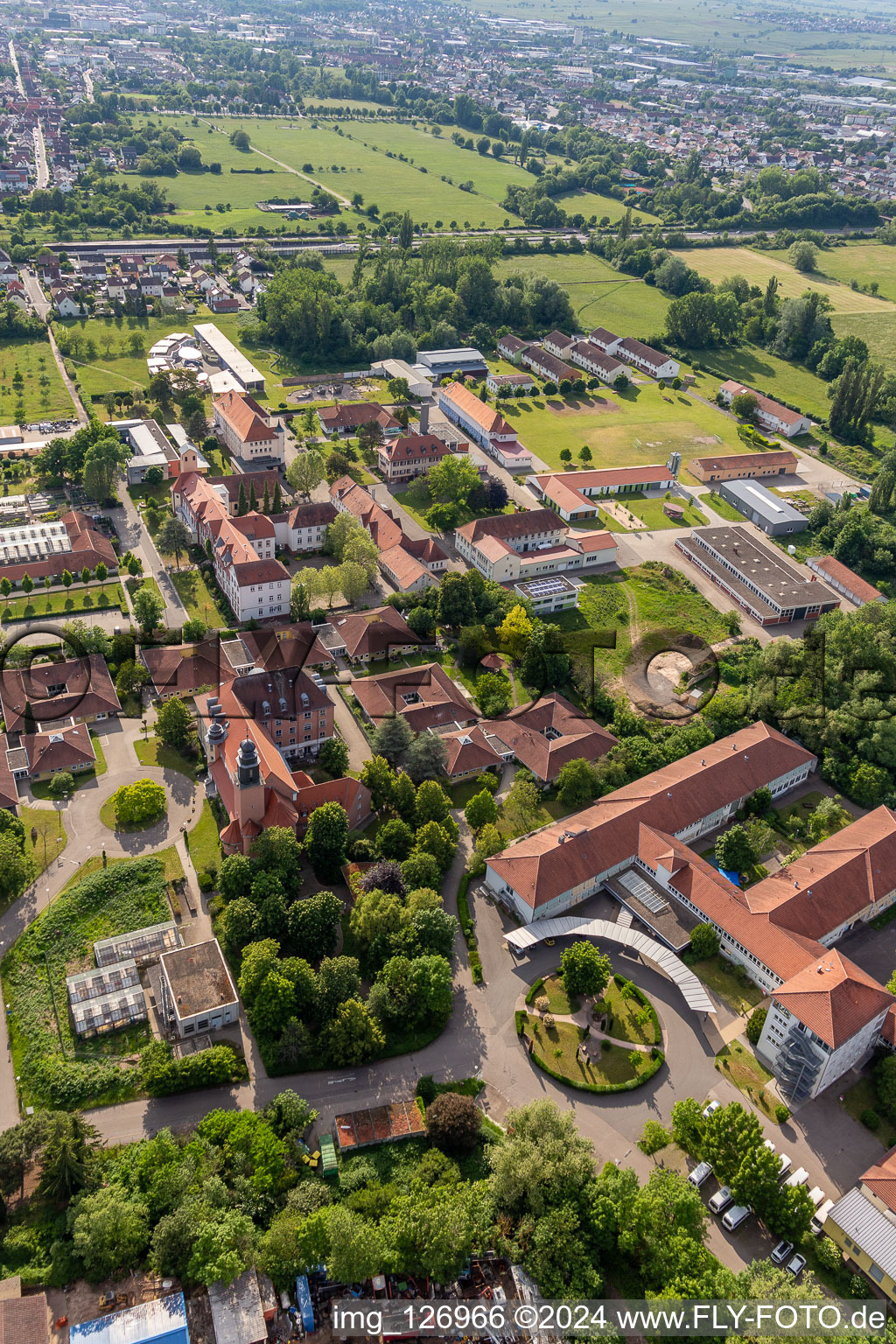 Vue aérienne de Centre de soutien Caritas St. Laurentius et Paulus et l'organisation de jeunesse St. Josef dans le quartier de Queichheim à Landau in der Pfalz dans le département Rhénanie-Palatinat, Allemagne