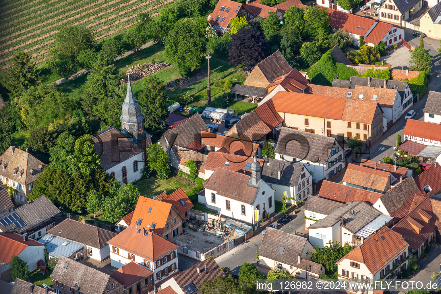 Vue aérienne de Église catholique Simon et Judas à Kleinfischlingen dans le département Rhénanie-Palatinat, Allemagne