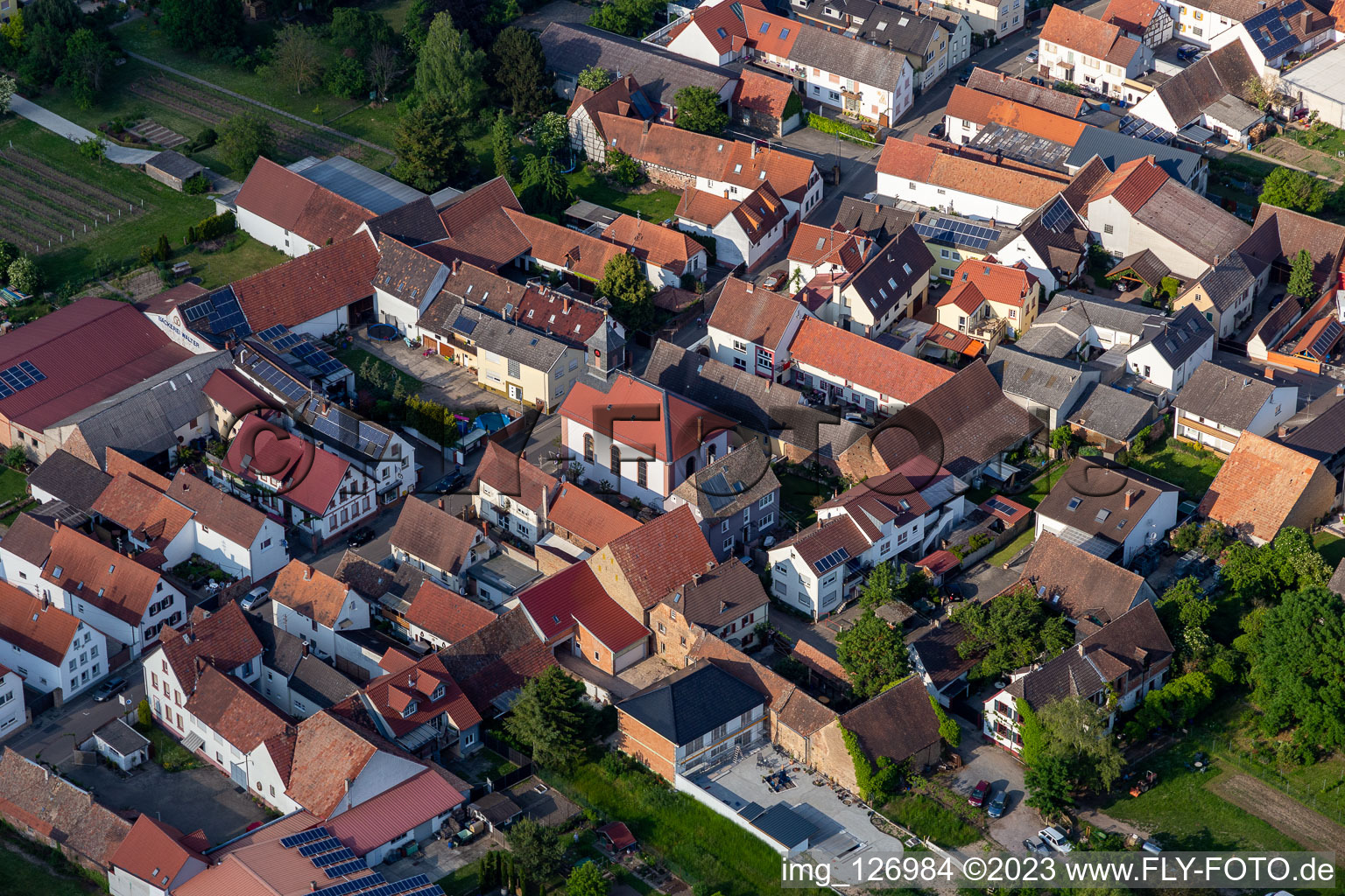 Vue aérienne de Église catholique Saint-Michel à le quartier Duttweiler in Neustadt an der Weinstraße dans le département Rhénanie-Palatinat, Allemagne