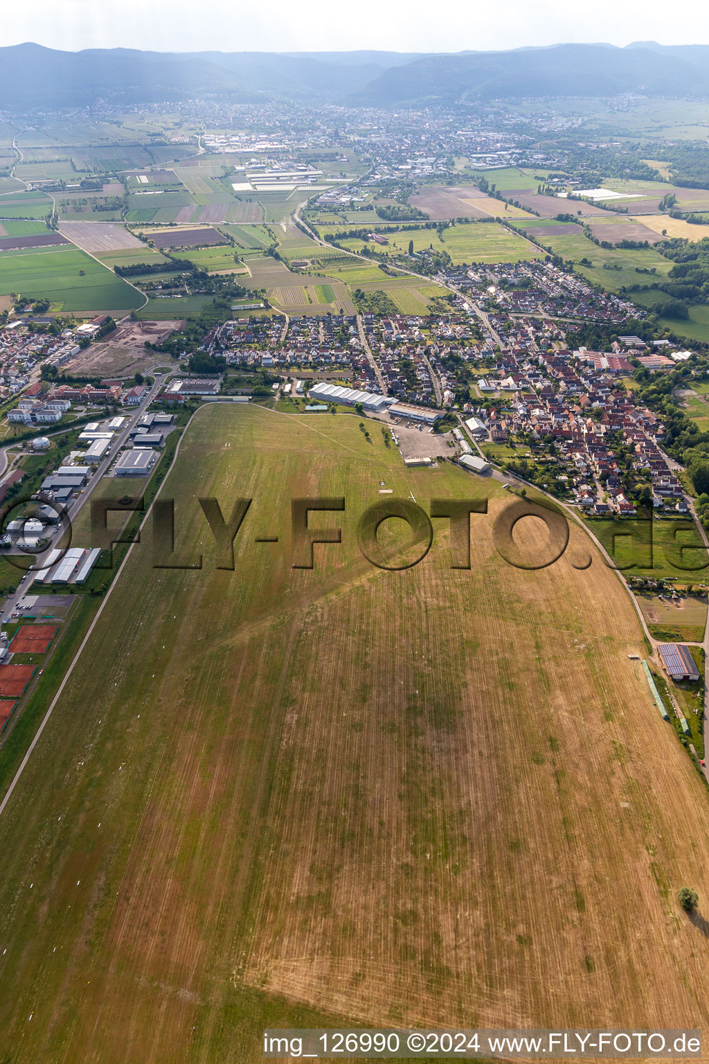 Vue aérienne de Aire de vol à voile sur l'aérodrome FSV Neustadt à Lachen-Speyerdorf à le quartier Speyerdorf in Neustadt an der Weinstraße dans le département Rhénanie-Palatinat, Allemagne