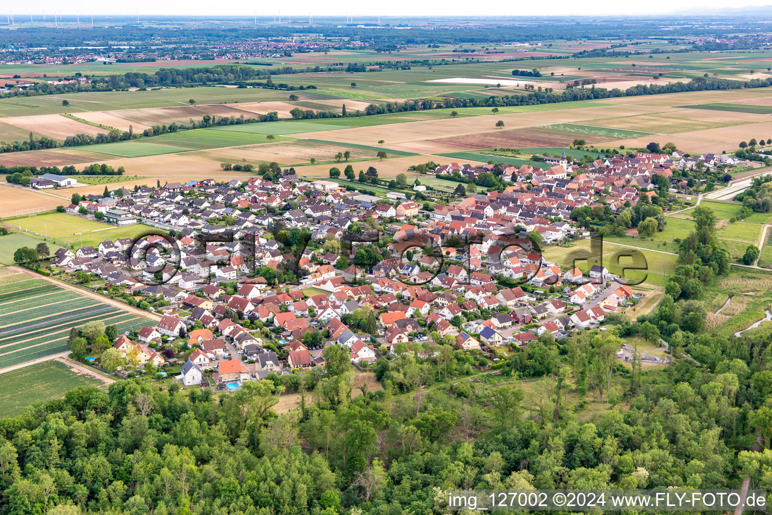 Freisbach dans le département Rhénanie-Palatinat, Allemagne du point de vue du drone