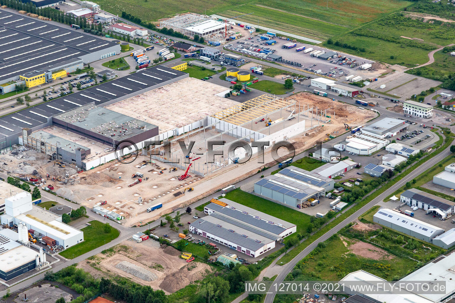 Vue aérienne de Chantier de construction d'un nouvel entrepôt et d'un bâtiment d'expédition pour Progroup Board GmbH à Interpark à Offenbach an der Queich dans le département Rhénanie-Palatinat, Allemagne