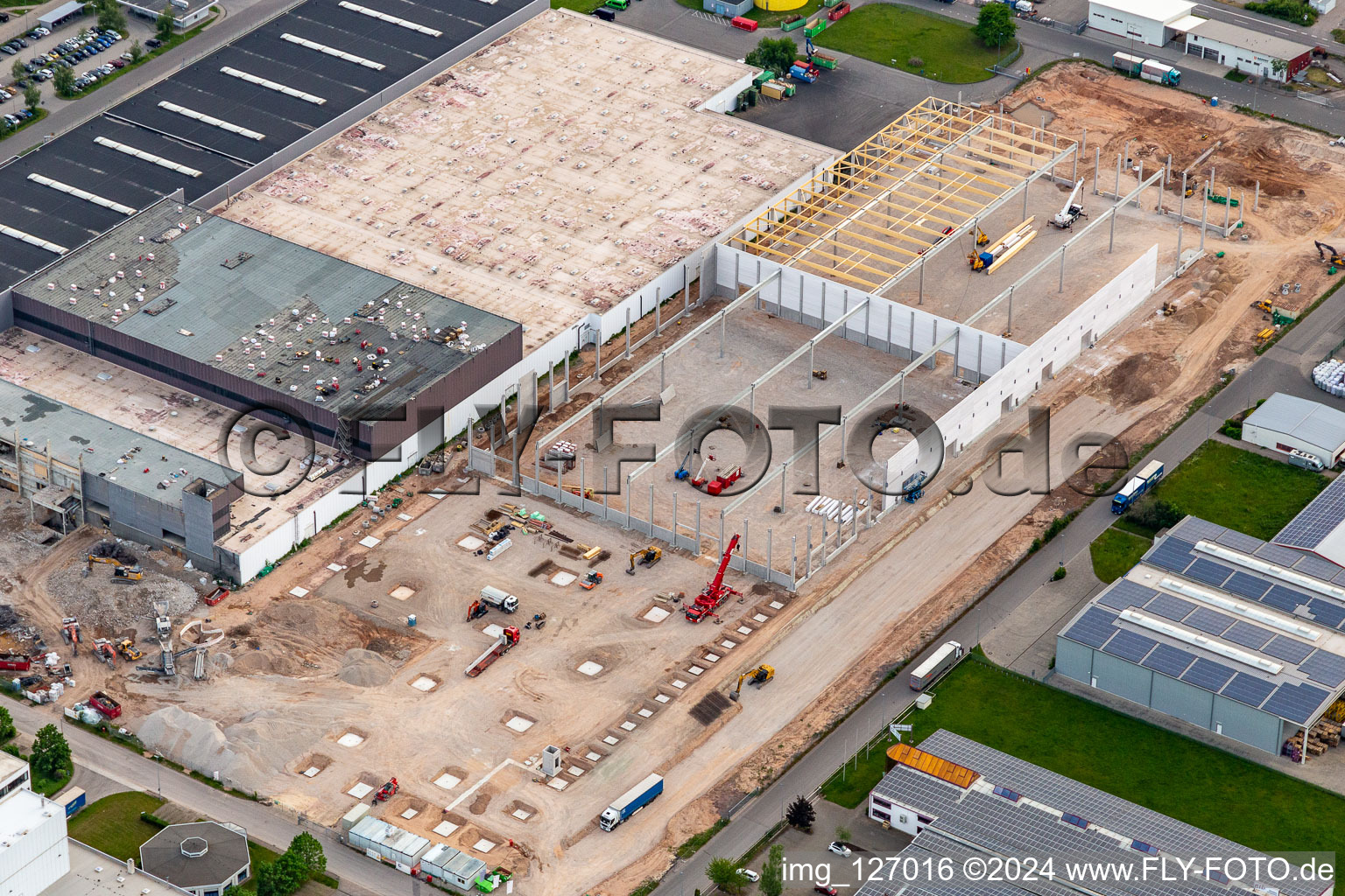 Vue aérienne de Chantier de construction d'un nouvel entrepôt et d'un bâtiment d'expédition pour Progroup Board GmbH à Interpark à le quartier Offenbach in Offenbach an der Queich dans le département Rhénanie-Palatinat, Allemagne